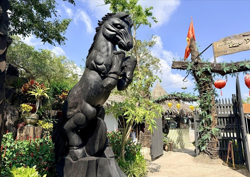 La mascotte du cheval est sculptée en bois flotté. Photo : VNA.
