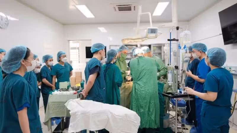 Une équipe médicale mobilisée pour une intervention obstétricale complexe.