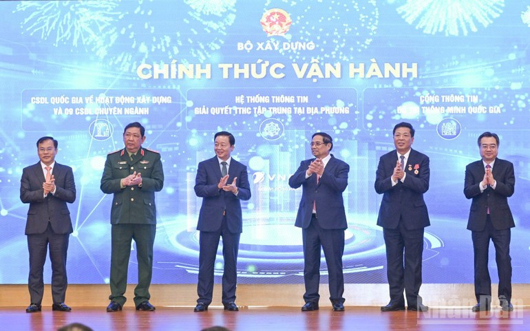 Le Premier ministre Pham Minh Chinh (3e à partir de la droite) à la cérémonie d'annonce et de lancement officiel de plusieurs systèmes informatiques du ministère de la Construction. Photo : NDEL.