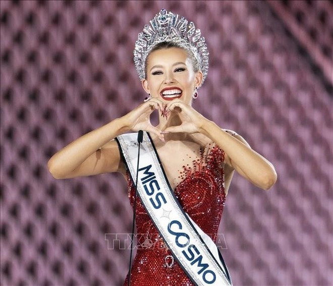 Le sacre de l’Américaine Yolina Lindquist, Miss Cosmo 2025. Photo : VNA.