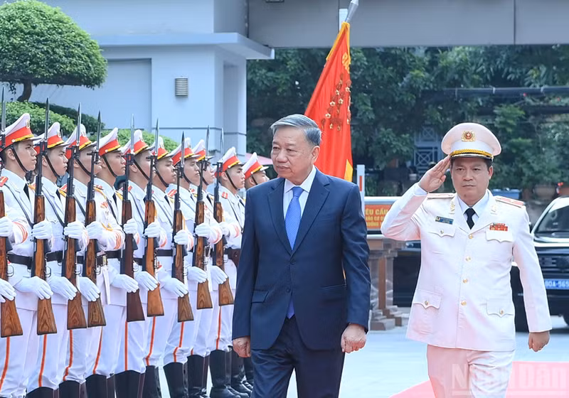 Le secrétaire général du Parti et président de l'État, To Lam, passe en revue la garde d'honneur de la Police populaire. Photo : Nhân Dân.