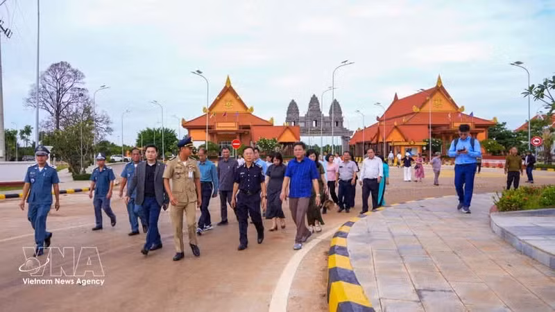 Des représentants vietnamiens et cambodgiens au poste-frontière international de Meun Chey (Cambodge). Photo : VNA.