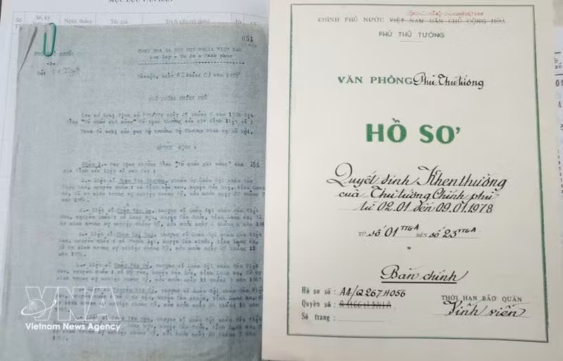 Dossiers relatifs à l'attribution du certificat « To quoc ghi cong ». Photo : VNA.