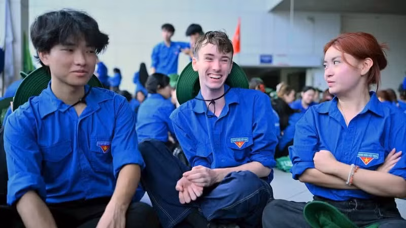Toby James Foster (au centre) avec d'autres étudiants avant leur départ pour la campagne de volontariat « Mua he xanh » 2026.