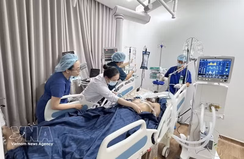 Les médecins de l’Hôpital Cho Rây, en coordination avec ceux de l’Hôpital Mat Troi Phu Quoc, prodiguent des soins intensifs aux victimes de l’accident de naufrage du canot à Phu Quoc. Photo : VNA.