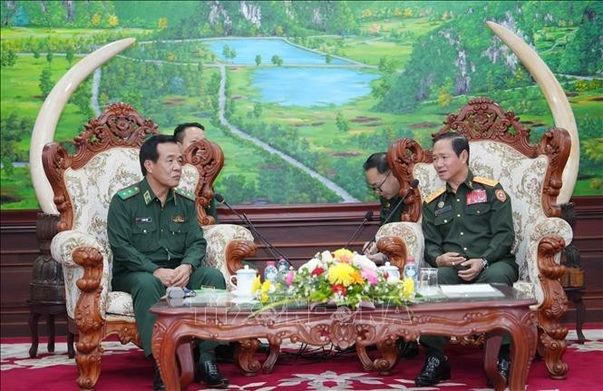 Le général de division Le Duc Thai, commandant des gardes-frontières du Vietnam (gauche), et le général de corps d’armée Khamlieng Outhakaysone, ministre lao de la Défense. Photo : VNA.