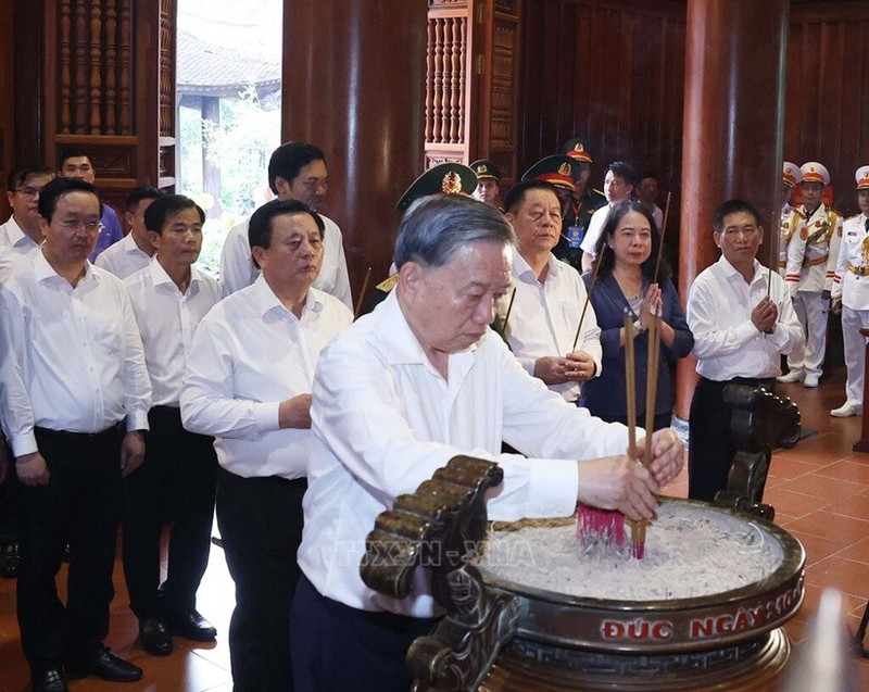 Le secrétaire général du PCV To Lam rend hommage au Président Ho Chi Minh à Nghe An. Photo : VNA.