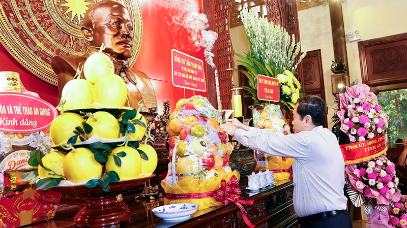 Le président de l’Assemblée nationale, Tran Thanh Man, rend hommage au président Ton Duc Thang. Photo: VNA.