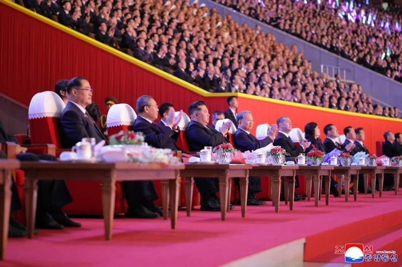 Le secrétaire général du Parti communiste du Vietnam (PCV) To Lam, le secrétaire général du Parti du Travail de Corée et président de la Commission des affaires d’État de la RPDC, Kim Jong Un, ainsi que d'autres dirigeants, assistent à un spectacle artistique à l’occasion du 80ᵉ anniversaire de la fondation du Parti du Travail de Corée. Photo : KCNA.