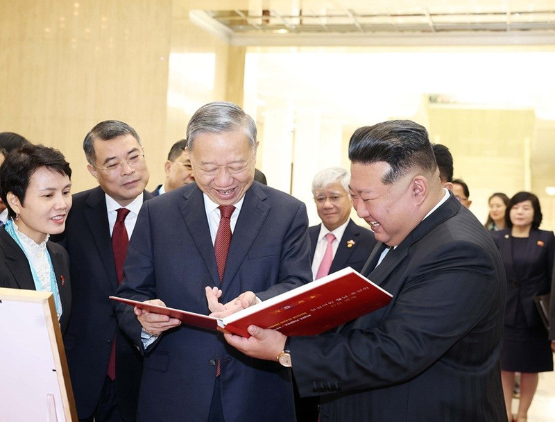 Le secrétaire général du PCV, Tô Lâm remet au secrétaire général du Parti du Travail de Corée et président de la Commission des affaires d’État de la RPDC, Kim Jong Un, un livre photo intitulé « Vietnam – République populaire démocratique de Corée : une amitié empreinte de chaleur ». Photo : VNA.