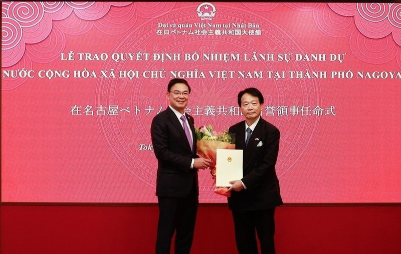 L’ambassadeur du Vietnam au Japon, Pham Quang Hieu (à gauche), et le professeur et docteur Natsume Nagato. Photo : VNA.