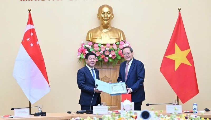 Le ministre de l’Industrie et du Commerce, Nguyen Hong Dien (gauche), et Tan See Leng, ministre chargé de l’Énergie ainsi que des Sciences et Technologies au sein du ministère du Commerce et de l’Industrie (MTI) de Singapour. Photo : NDEL.