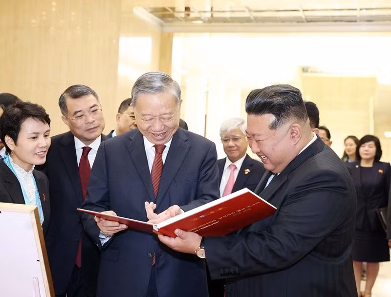 Le secrétaire général du PCV, Tô Lâm remet au secrétaire général du Parti du Travail de Corée et président de la Commission des affaires d’État de la RPDC, Kim Jong Un, un livre photo intitulé « Vietnam – République populaire démocratique de Corée : une amitié empreinte de chaleur ». Photo : VNA.
