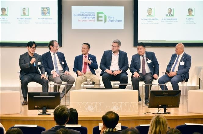 Des représentants d'entreprises discutent des opprtunités d'affaires. Photo : VNA.