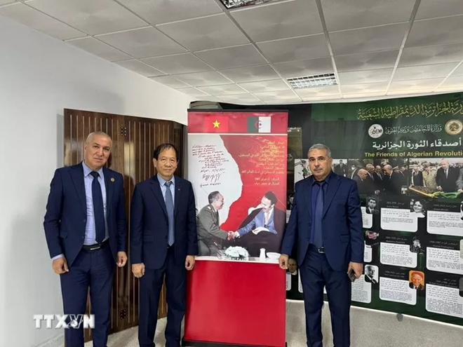 Lancement d’un livre sur le général Vo Nguyen Giap et la victoire de Dien Bien Phu à Alger. Photo : VNA.