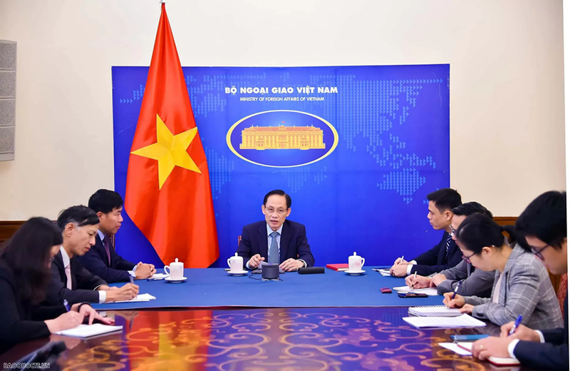 Le membre du Bureau politique, ministre des Affaires étrangères, Le Hoai Trung, s'entretient par téléphone avec le ministre philippin des Affaires étrangères, le 15 décembre 2025. Photo : Baoquocte.