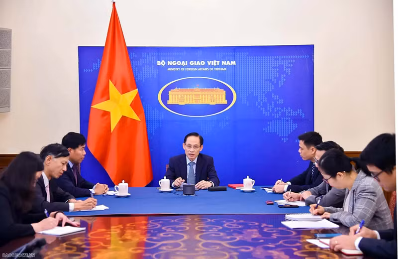 Le membre du Bureau politique, ministre des Affaires étrangères, Le Hoai Trung, s'entretient par téléphone avec le ministre philippin des Affaires étrangères, le 15 décembre 2025. Photo : Baoquocte.