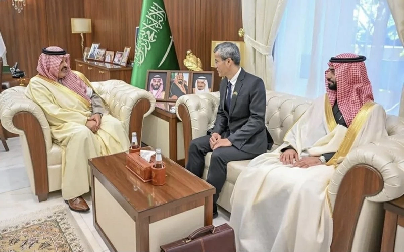 L’ambassadeur du Vietnam en Arabie saoudite, Hoang Huu Anh, rend une visite de courtoisie au gouverneur de Haïl, en Arabie saoudite. Photo : Baoquocte.