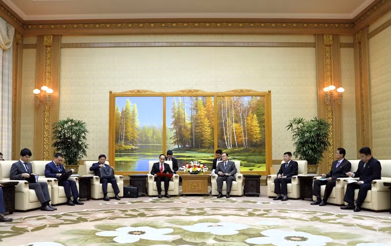 Le Hoai Trung, membre du Bureau politique, ministre des Affaires étrangères et envoyé spécial du secrétaire général du PCV et président du Vietnam, To Lam, rencontre Jo Yong Won, président du Comité permanent de l'Assemblée populaire suprême, président de l'Assemblée populaire suprême de la RPDC. Photo : ministère des Affaires étrangères.