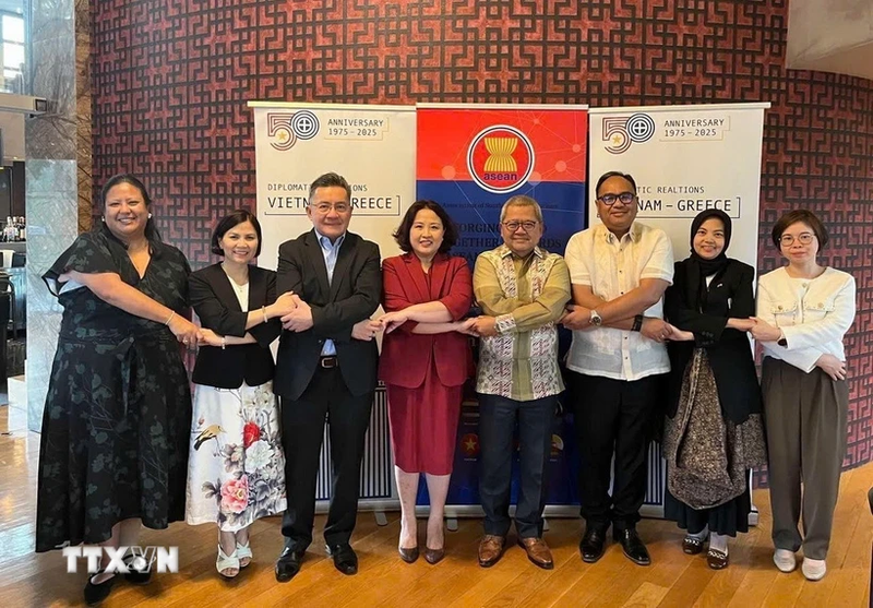 Les ambassadeurs des pays de l'ASEAN en Grèce. Photo: VNA.