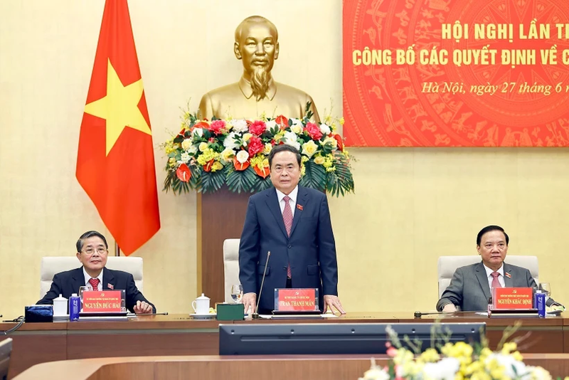 Le président de l’Assemblée nationale, Trân Thanh Mân (au centre), prend la parole lors de la conférence, à Hanoï, le 27 juin. Photo : VNA.