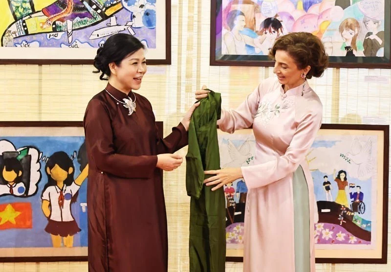 L’épouse du leader du Parti, Ngo Phuong Ly, et la directrice générale de l’UNESCO, Audrey Azoulay. Photo: Tuoitre.