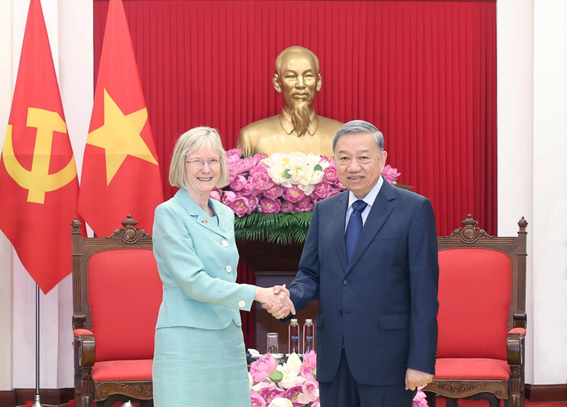 Le secrétaire général du Parti communiste du Vietnam To Lam reçoit l’ambassadrice d’Australie Gillian Bird. Photo : VNA.