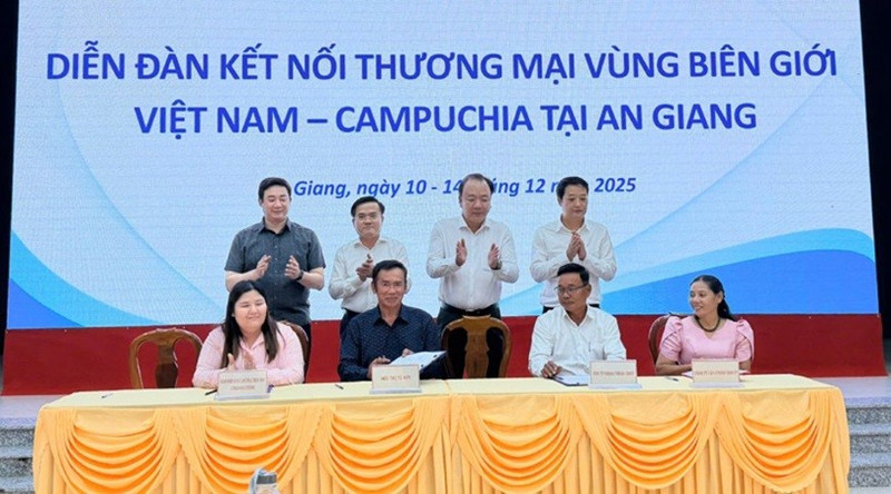 Cérémonie de signature de l'accord de coopération entre entreprises vietnamiennes et cambodgiennes. Photo : Congthuong.