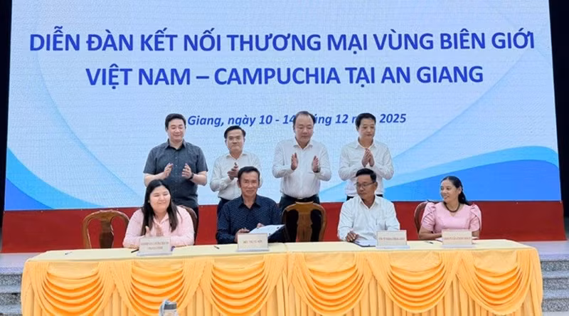 Cérémonie de signature de l'accord de coopération entre entreprises vietnamiennes et cambodgiennes. Photo : Congthuong.