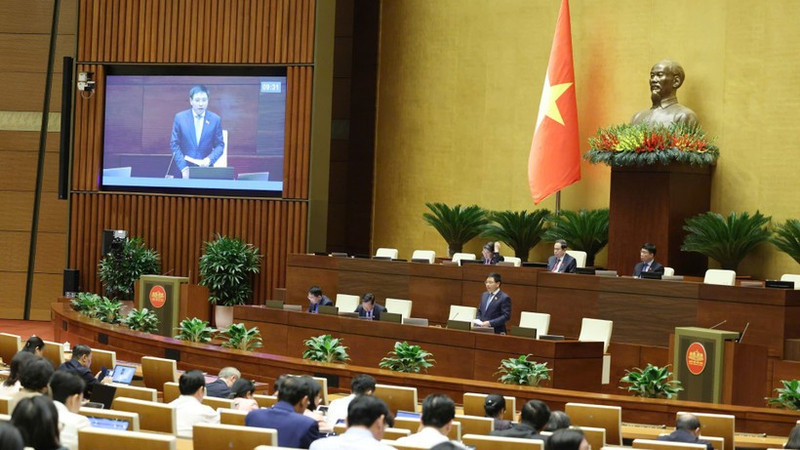 Le ministre des Finances Nguyen Van Thang clarifie les points soulevés par les députés lors de la séance plénière du 27 novembre. 