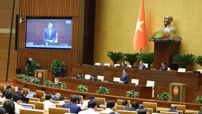 Le ministre des Finances Nguyen Van Thang clarifie les points soulevés par les députés lors de la séance plénière du 27 novembre. 
