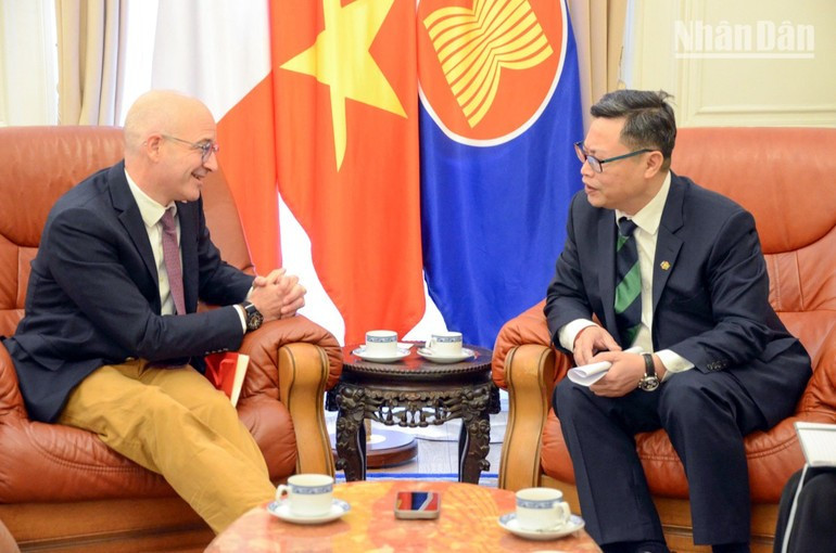 L’ambassadeur du Vietnam en France, Trinh Duc Hai, et Frédéric Cheneau, vice-président chargé du développement commercial international du groupe d’ingénierie nucléaire Assystem. Photo : Nhân Dân.