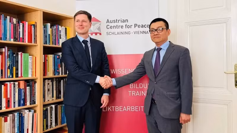 L’ambassadeur du Vietnam en Autriche, Vu Le Thai Hoang (droite), rencontre Tobias Lang, directeur du Centre autrichien pour la paix (ACP). 