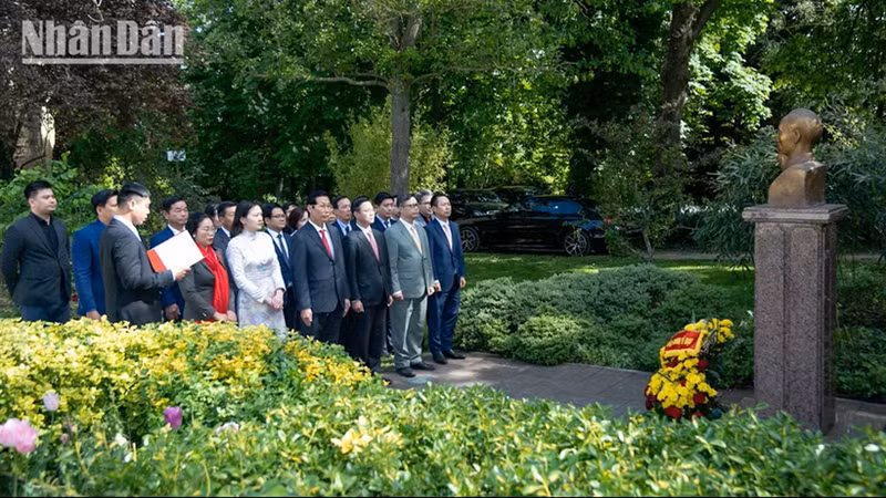 La délégation vietnamienne rend hommage au Président Ho Chi Minh au parc Montreau à Montreuil, en banlieue parisienne. Photo : Nhân Dân.