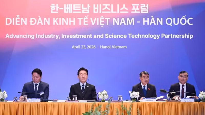 Le Premier ministre Lê Minh Hung et le président Lee Jae Myung coprésident la table ronde sur la coopération économique, commerciale et d’investissement Vietnam-République de Corée. 