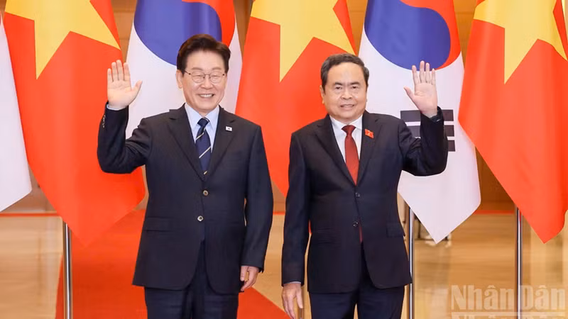 Le président de l’AN Tran Thanh Man (droite) et le président sud-coréen Lee Jae Myung. Photo : Nhân Dân.