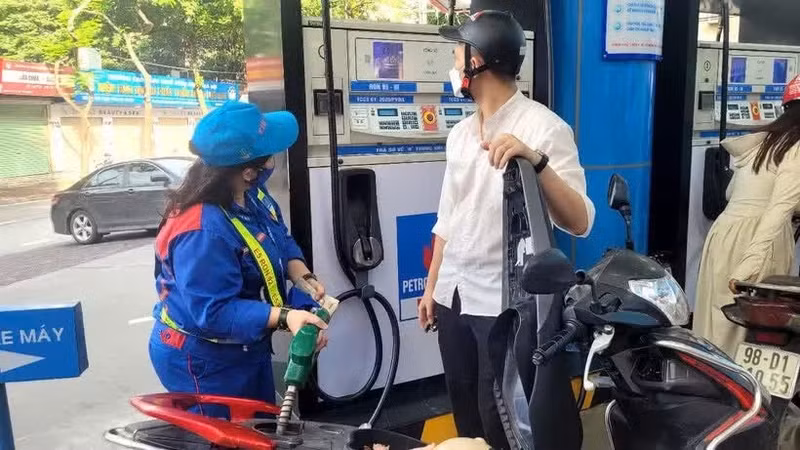 Les prix des carburants au Vietnam connaissent une baisse significative à partir du 23 avril à 15h00. Photo : NDEL.