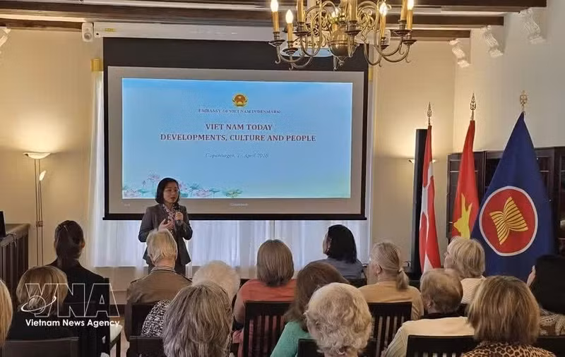 L’ambassadrice du Vietnam au Danemark, Nguyen Le Thanh, à l'événement. Photo : VNA.