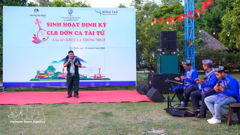 Une performance de don ca tai tu. Photo : VNA.