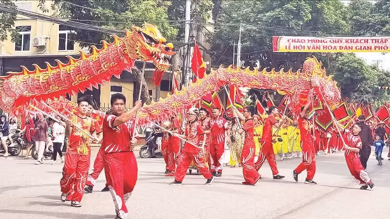 Performance de danse du dragon lors du Festival de culture folklorique de Pho Hien 2026.