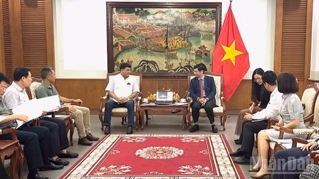 Le vice-ministre de la Culture, des Sports et du Tourisme, Ho An Phong, reçoit Rahul Bali, directeur général de la société indienne Innovations India, producteur principal du projet cinématographique de coopération vietnamo-indienne intitulé Love in Vietnam. Photo : NDEL.