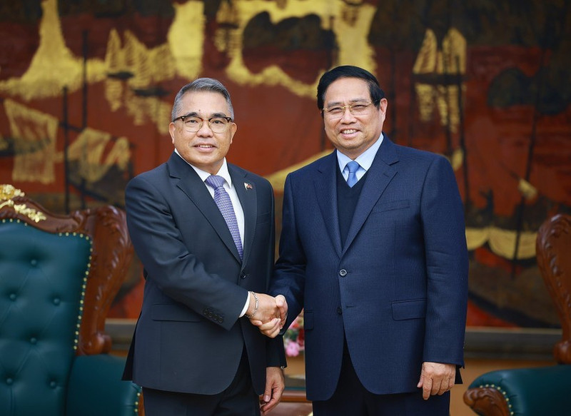 Le Premier ministre Pham Minh Chinh reçoit à Hanoï l’ambassadeur sortant des Philippines au Vietnam, Meynardo Los Banos Montealegre. Photo : VNA.
