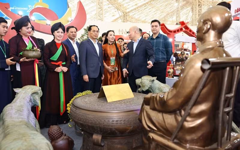 Le vice-Premier ministre Bui Thanh Son visite la Foire du Printemps 2026. Photo: VNA.
