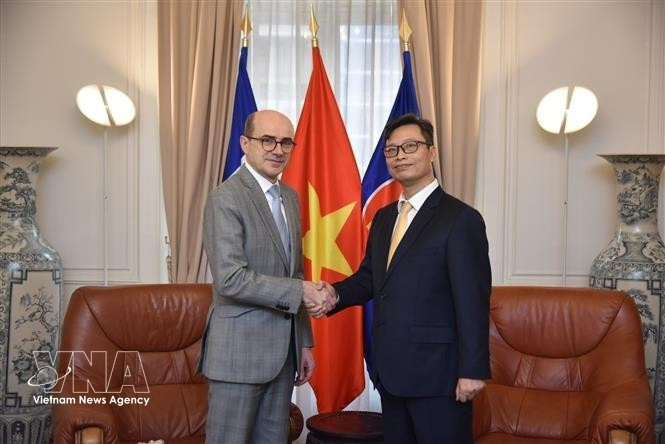 L’ambassadeur du Vietnam en France, Trinh Duc Hai (droite), présente les copies figurées de ses lettres de créance à Mathieu Carmona, directeur adjoint à la Direction du protocole d’État et des événements diplomatiques. Photo: VNA.