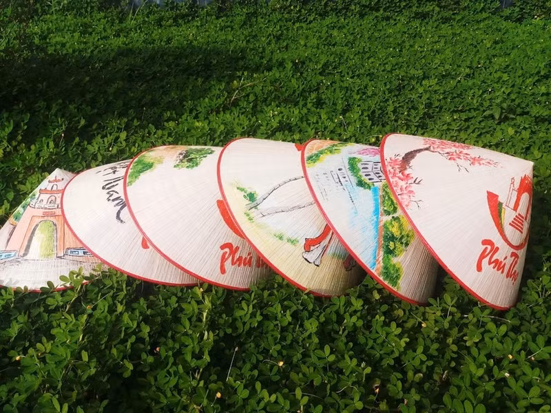 Des chapeaux coniques du village de Sai Nga deviennent un souvenir unique pour les touristes visitant ce village artisanal. Photo : langngheviet.com.