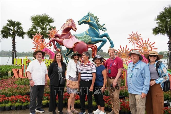 Les touristes visitent la rivière des Parfums à Hue. Photo: VNA.