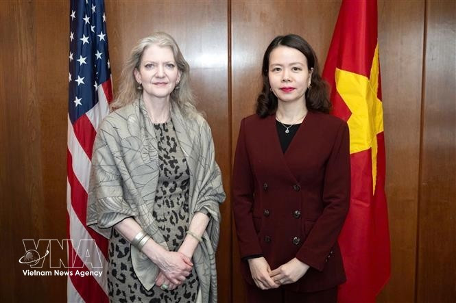 La vice-ministre vietnamienne des Affaires étrangères Nguyen Minh Hang (droite) et la sous-secrétaire d’État américaine Allison Hooker. Photo : VNA.