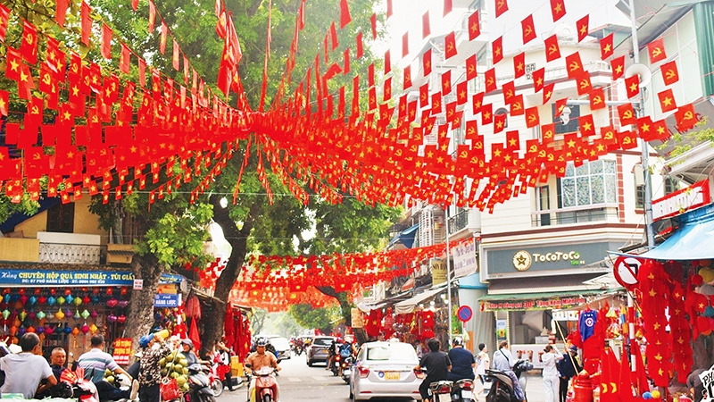 Les rues de Hanoï se parent de drapeaux et de décorations pour célébrer la Fête nationale. Photo : NDEL.