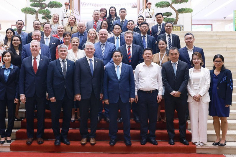 Le Premier ministre Pham Minh Chinh et les délégués. Photo : VNA.