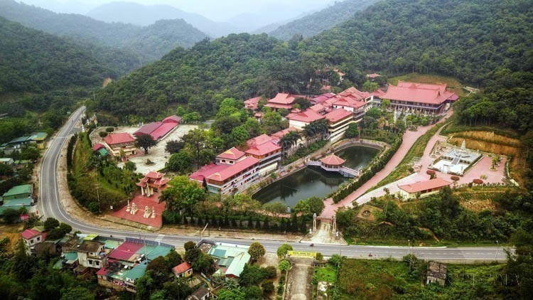 Le monastère zen Truc Lâm Yen Tu (également appelé pagode Lân), situé sur le mont Yen Tu, dans le complexe historique et paysager Yen Tu (province de Quang Ninh), est l’endroit choisi par le roi Tran Nhan Tong pour se retirer et pratiquer le bouddhisme. À l’origine, il s’agissait d’une grande pagode avec de vastes constructions, mais celles-ci ont été détruites par le temps, ne laissant que quelques vestiges au sol. En 2002, le monastère a été reconstruit. Photo : VNA.